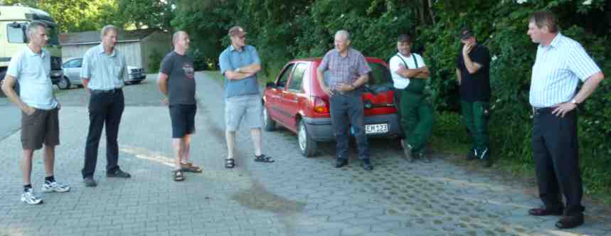 Interessierte Besucher in der Kompostanlage 