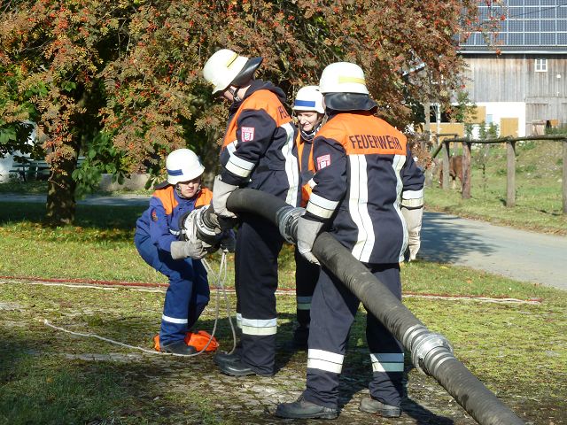 Truppführerin Julia Hick beim Mastwurf