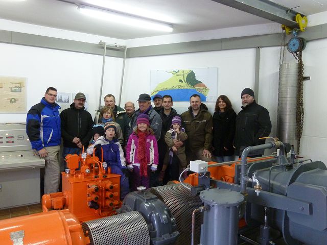 Gruppenbild im Wasserkraftwerk