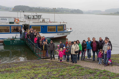 Ein Gruppenbild vor der verregneten Pöhltalsperre vor unserem Schiff