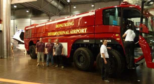 Daniel und Alfred Schaller mit Gerald vor einem Flughafenlöschfahrzeug