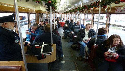 Bei der historischen Straßenbahnfahrt ...
