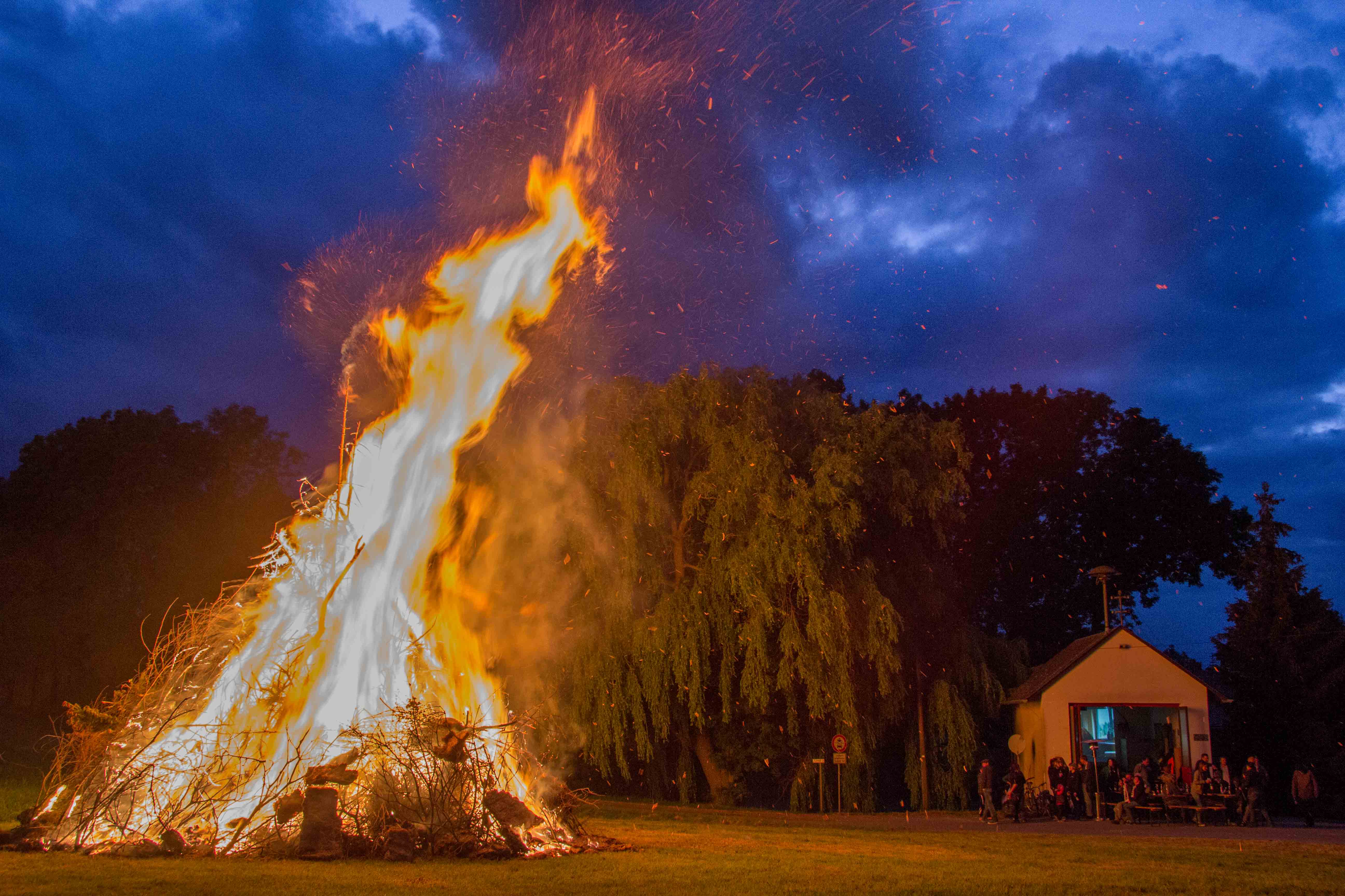 Die Flammen lodern ...